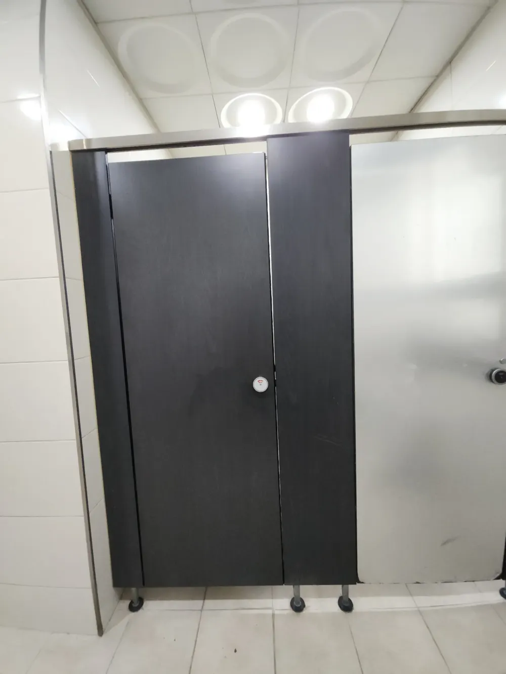 공중화장실칸막이 시공 완료 후 세부 모습