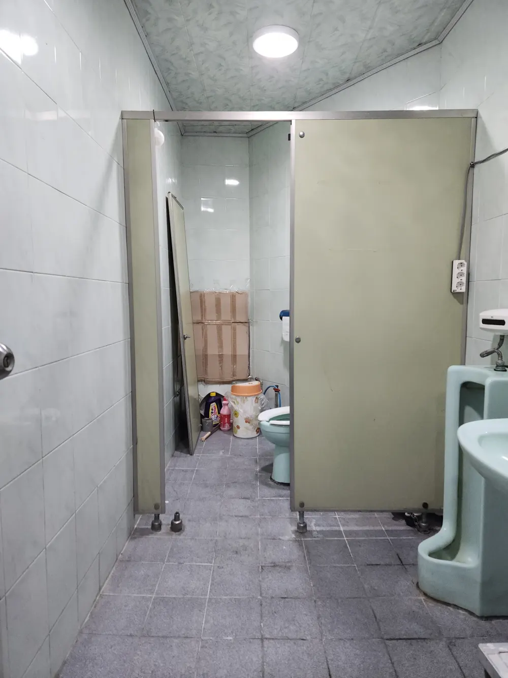 구리화장실큐비클 시공 완료 후 마감 상세 모습