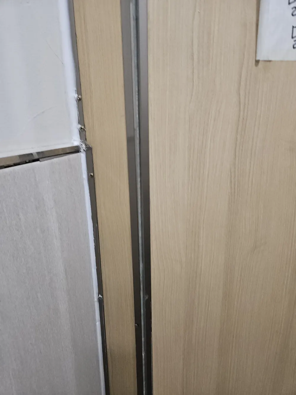 화장실큐비클 도어 프레임 마감 상세 모습
