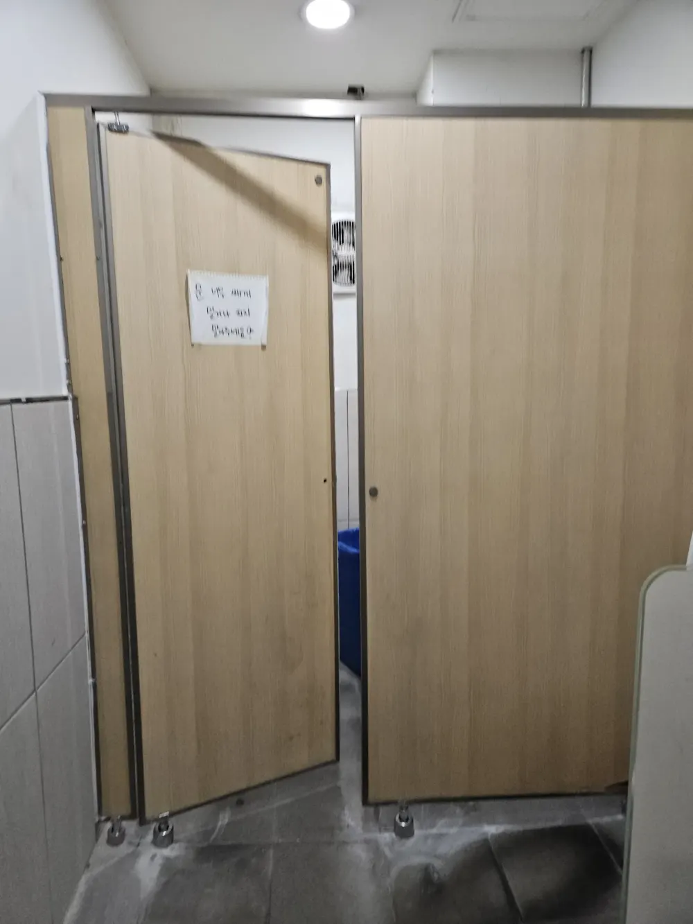 상가화장실리모델링 완료 후 통로 전경