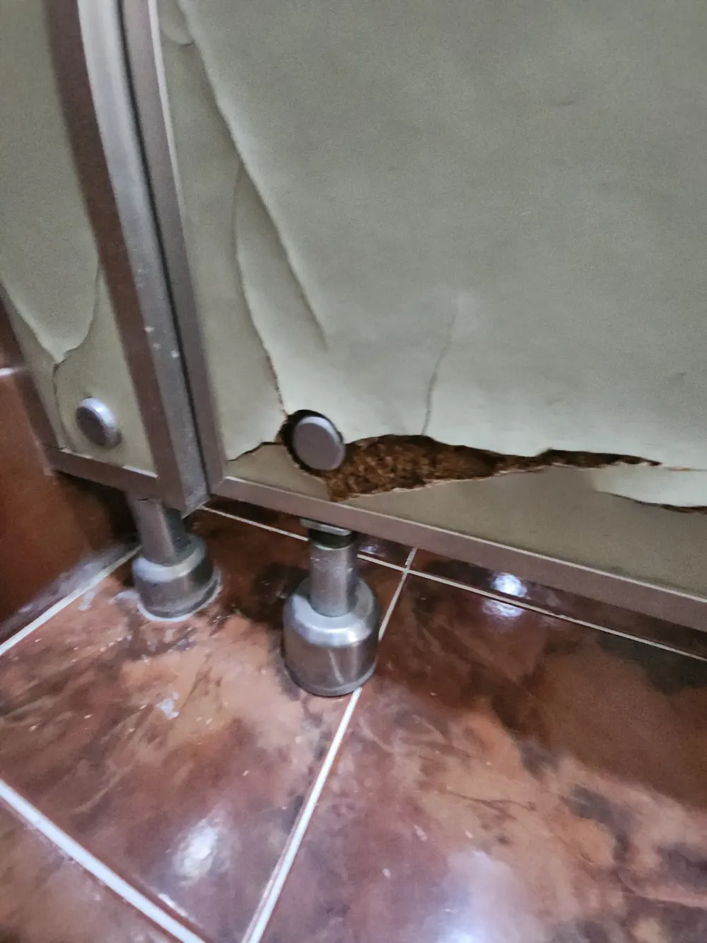 상가화장실리모델링 도어 잠금장치 클로즈업 모습