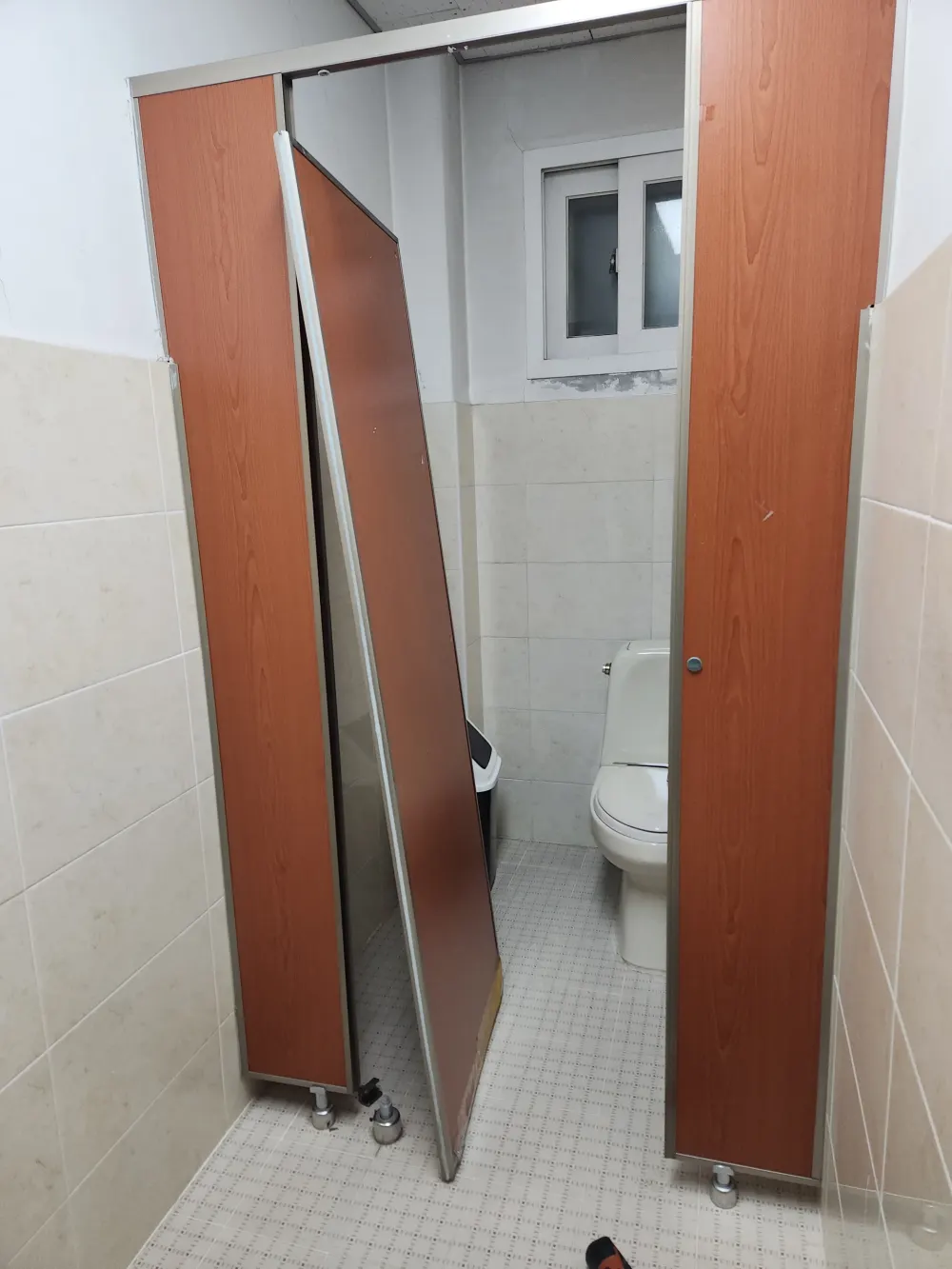 공중화장실칸막이 시공 완료 후 통로 전경