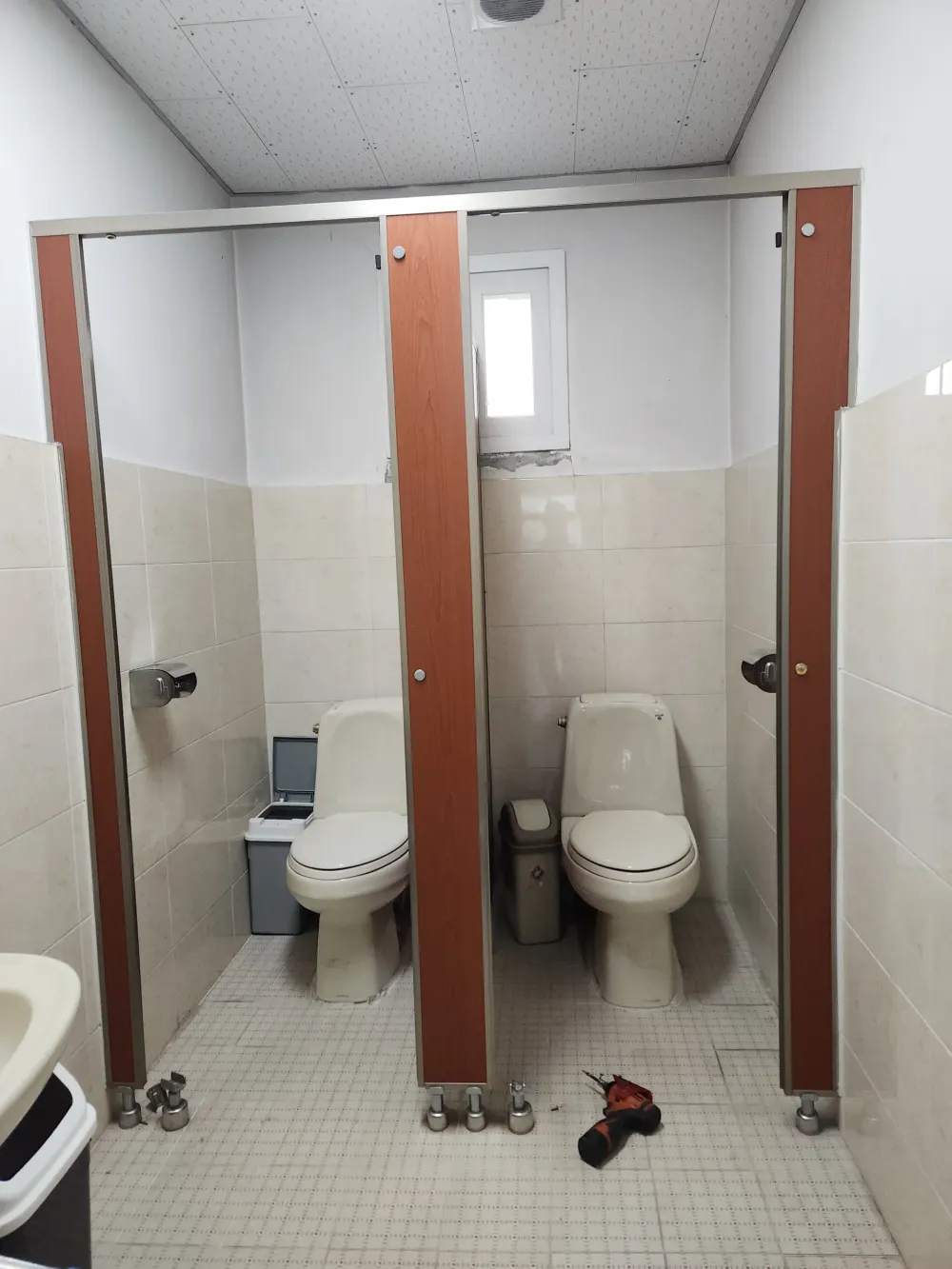 소변기파티션 구역 마감재 클로즈업 모습