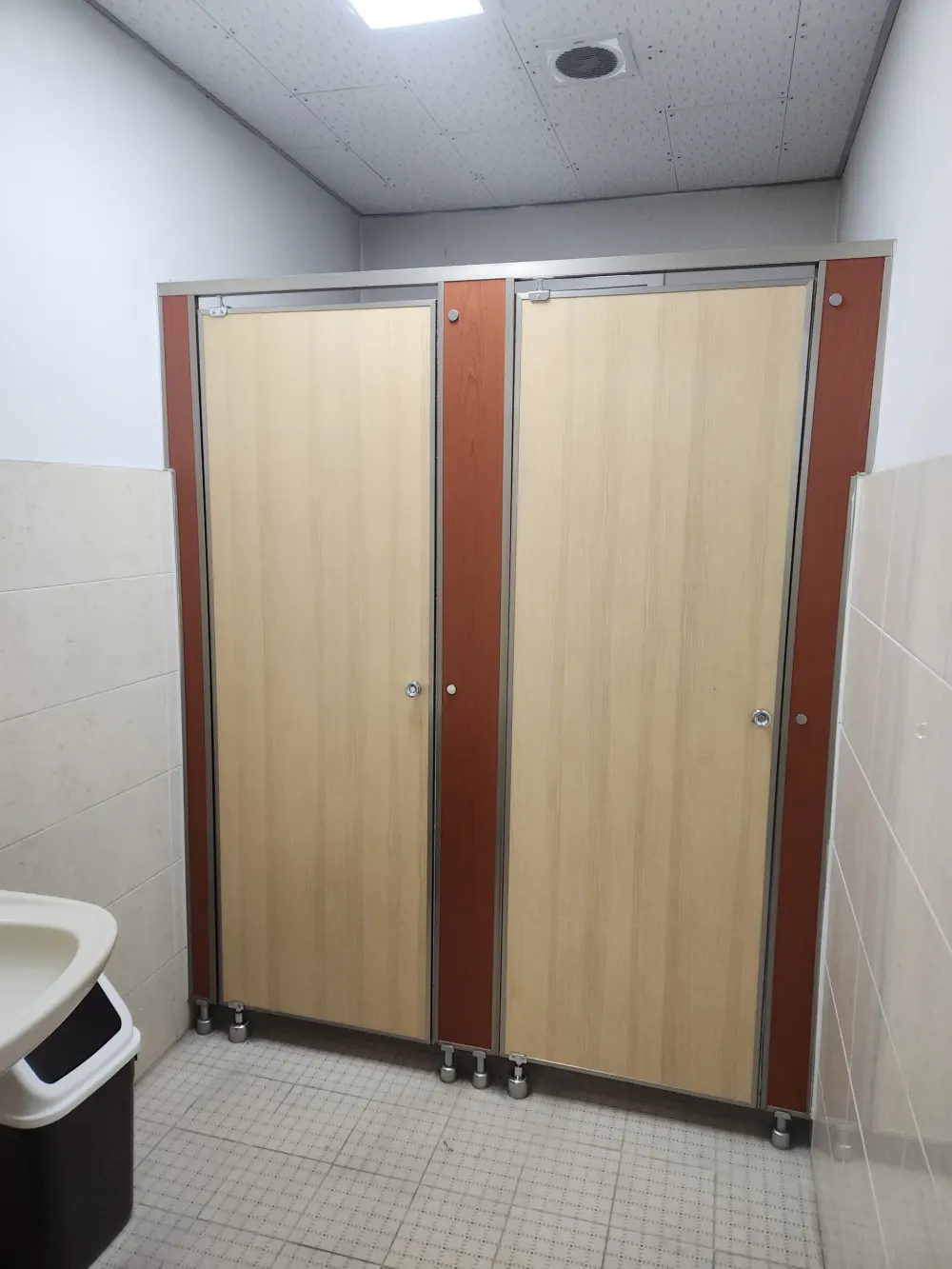 화장실큐비클 신규 시공 완료 후 상가 화장실 모습