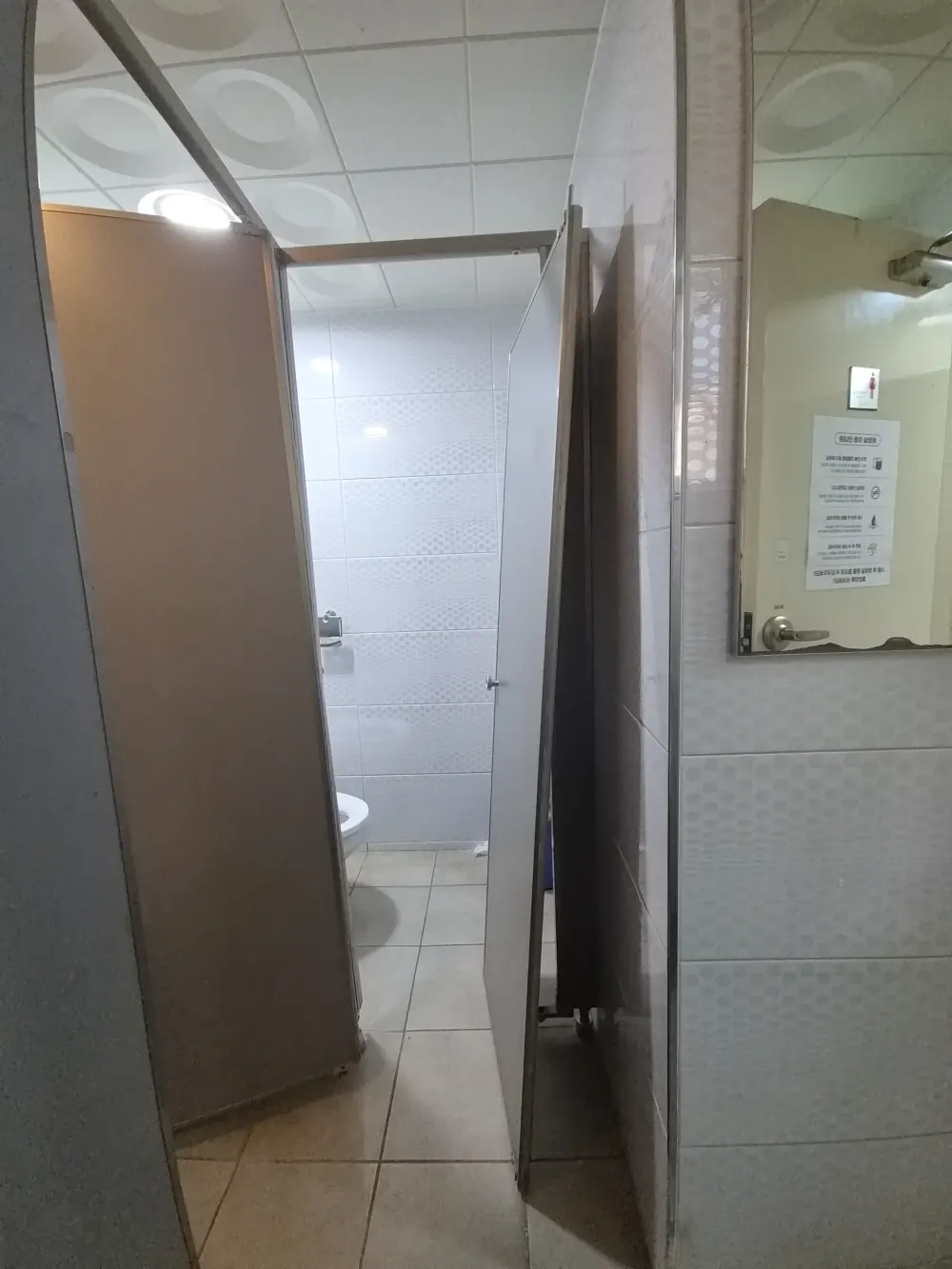 화장실큐비클 시공 완료 후 마감 상세 모습